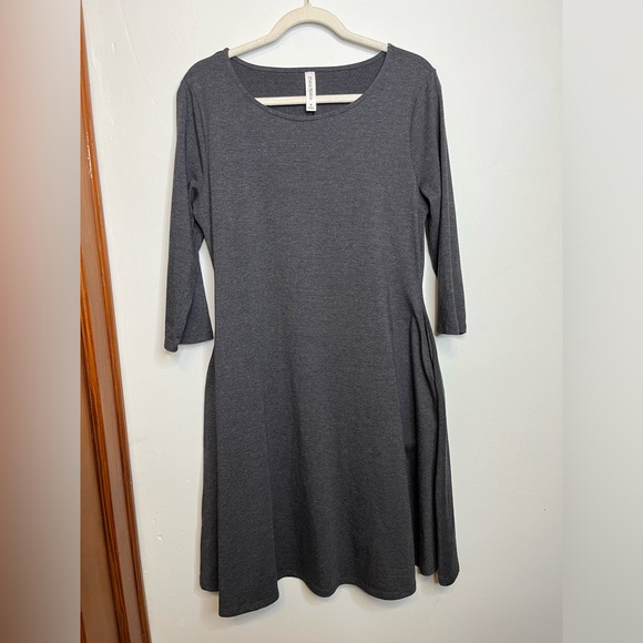 Zenana Outfitters Dresses & Skirts - Zenana Premium Gray Dress Medium Pockets Round Neck A Line 3/4 Sleeves EUC